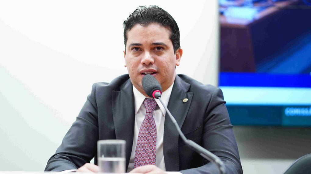 deputado federal Júnior Mano (PSB-CE) sentado, falando em microfone, olhando pra frente, sério