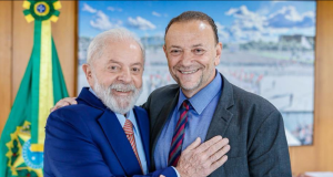 O ex-prefeito de Araraquara, Edinho Silva, e Lula (PT) abraçados e sorrindo para foto