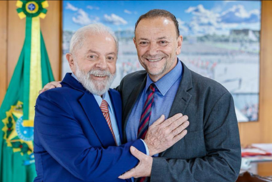 O ex-prefeito de Araraquara, Edinho Silva, e Lula (PT) abraçados e sorrindo para foto
