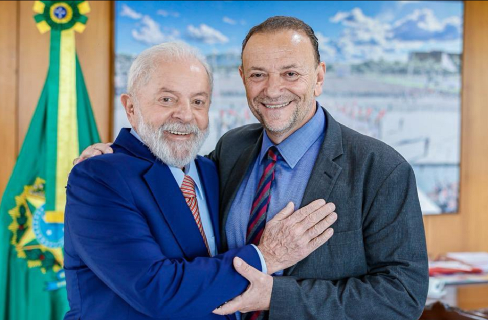 O ex-prefeito de Araraquara, Edinho Silva, e Lula (PT) abraçados e sorrindo para foto
