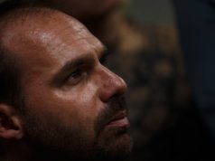 deputado federal licenciado Eduardo Bolsonaro (PL-SP) em close, de perfil, com expressão séria