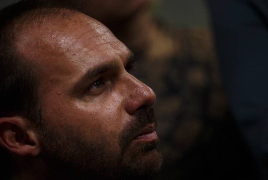 deputado federal licenciado Eduardo Bolsonaro (PL-SP) em close, de perfil, com expressão séria