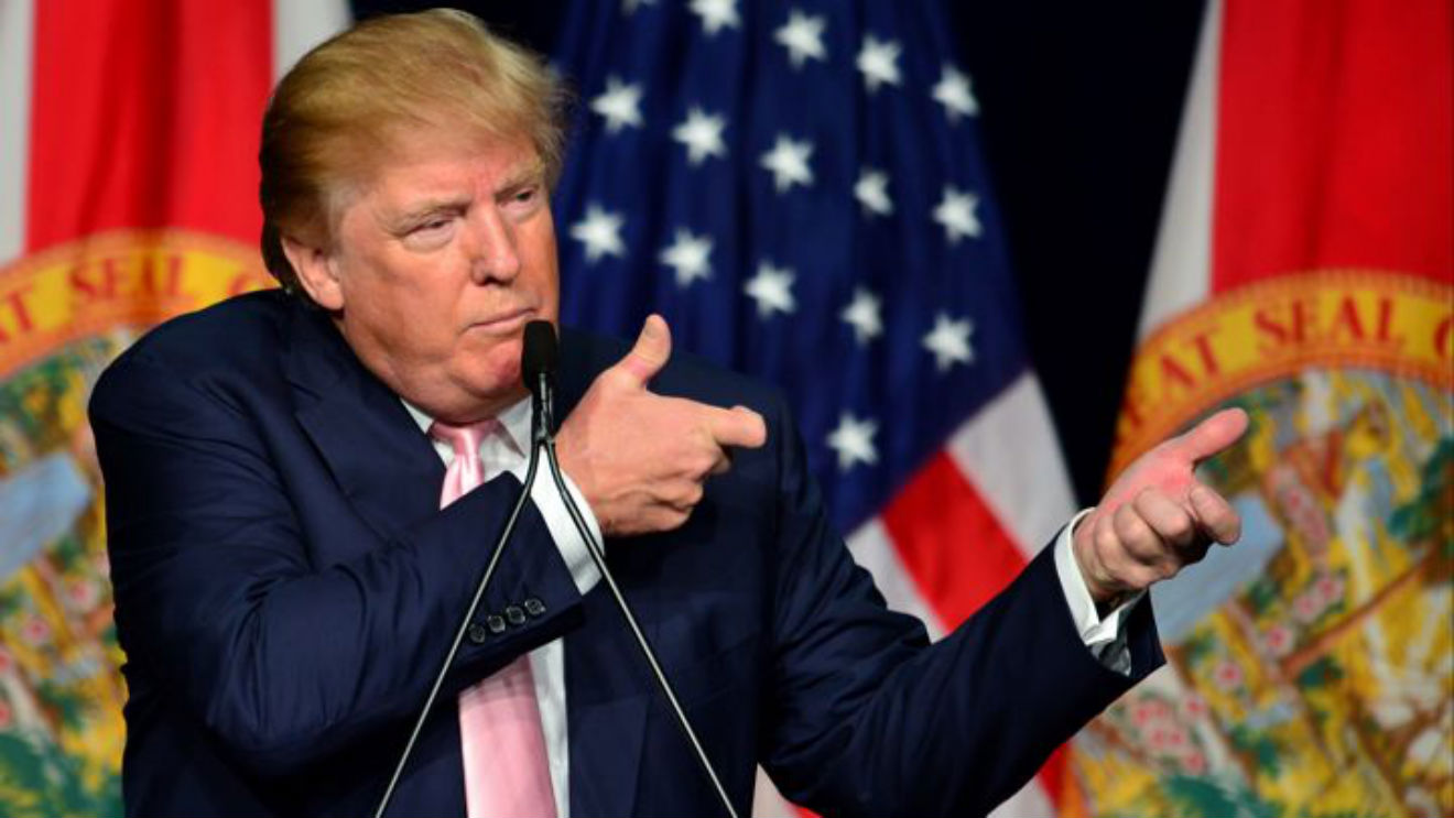 Donald Trump fazendo arminha, sério