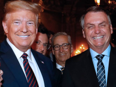 Donald Trump e Jair Bolsonaro sorrindo lado a lado