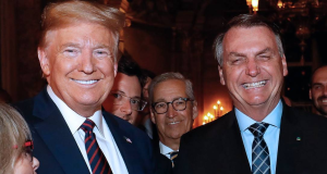 Donald Trump e Jair Bolsonaro sorrindo lado a lado