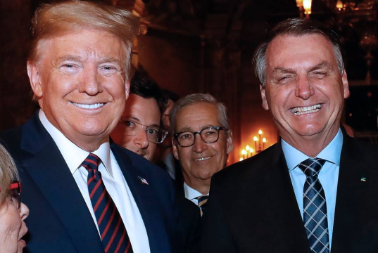 Donald Trump e Jair Bolsonaro sorrindo lado a lado