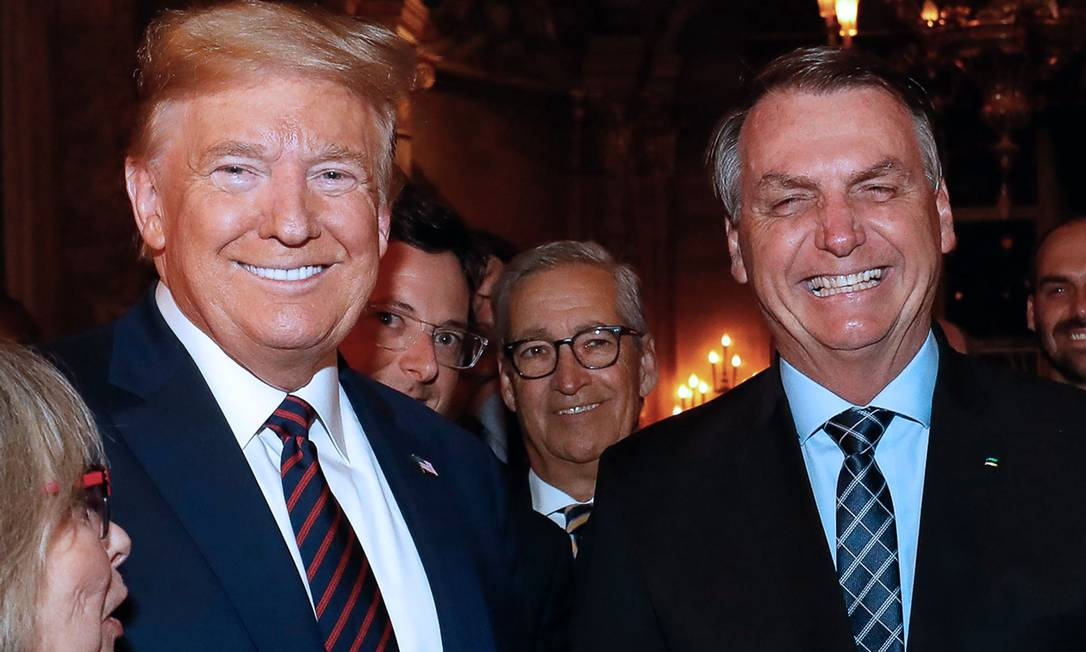 Donald Trump e Jair Bolsonaro sorrindo lado a lado