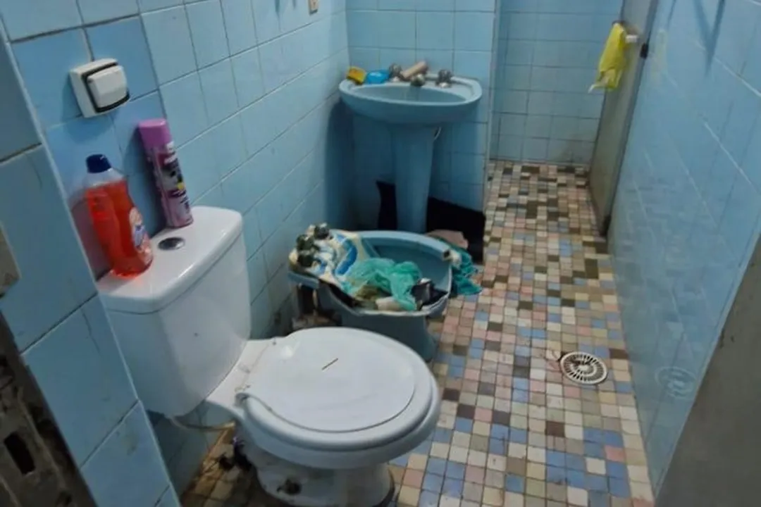 Banheiro da casa onde idosa morava com o filho - Divulgação/PCDF