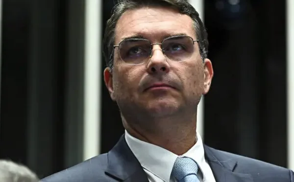 Flávio Bolsonaro diz que Brasil está na "mesma prateleira da Venezuela" e ataca Lula: “Escória”