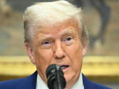 presidente dos Estados Unidos, Donald Trump, em close, falando em microfone, sério, olhando pra frente