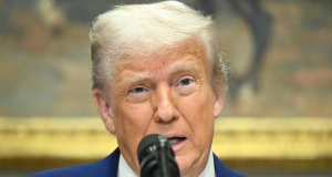 presidente dos Estados Unidos, Donald Trump, em close, falando em microfone, sério, olhando pra frente