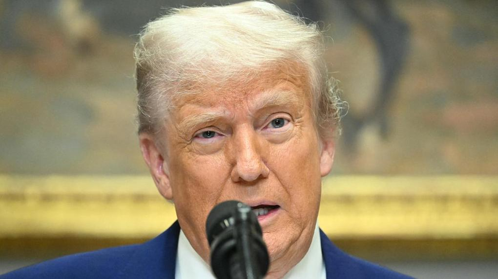 presidente dos Estados Unidos, Donald Trump, em close, falando em microfone, sério, olhando pra frente