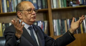 ministro do STF Gilmar Mendes com os braços abertos, falando