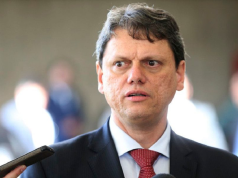 O governador de São Paulo, Tarcísio de Freitas (Republicanos), com expressão assustada, olhando para o lado