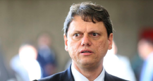 O governador de São Paulo, Tarcísio de Freitas (Republicanos), com expressão assustada, olhando para o lado