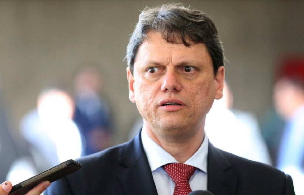 O governador de São Paulo, Tarcísio de Freitas (Republicanos), com expressão assustada, olhando para o lado