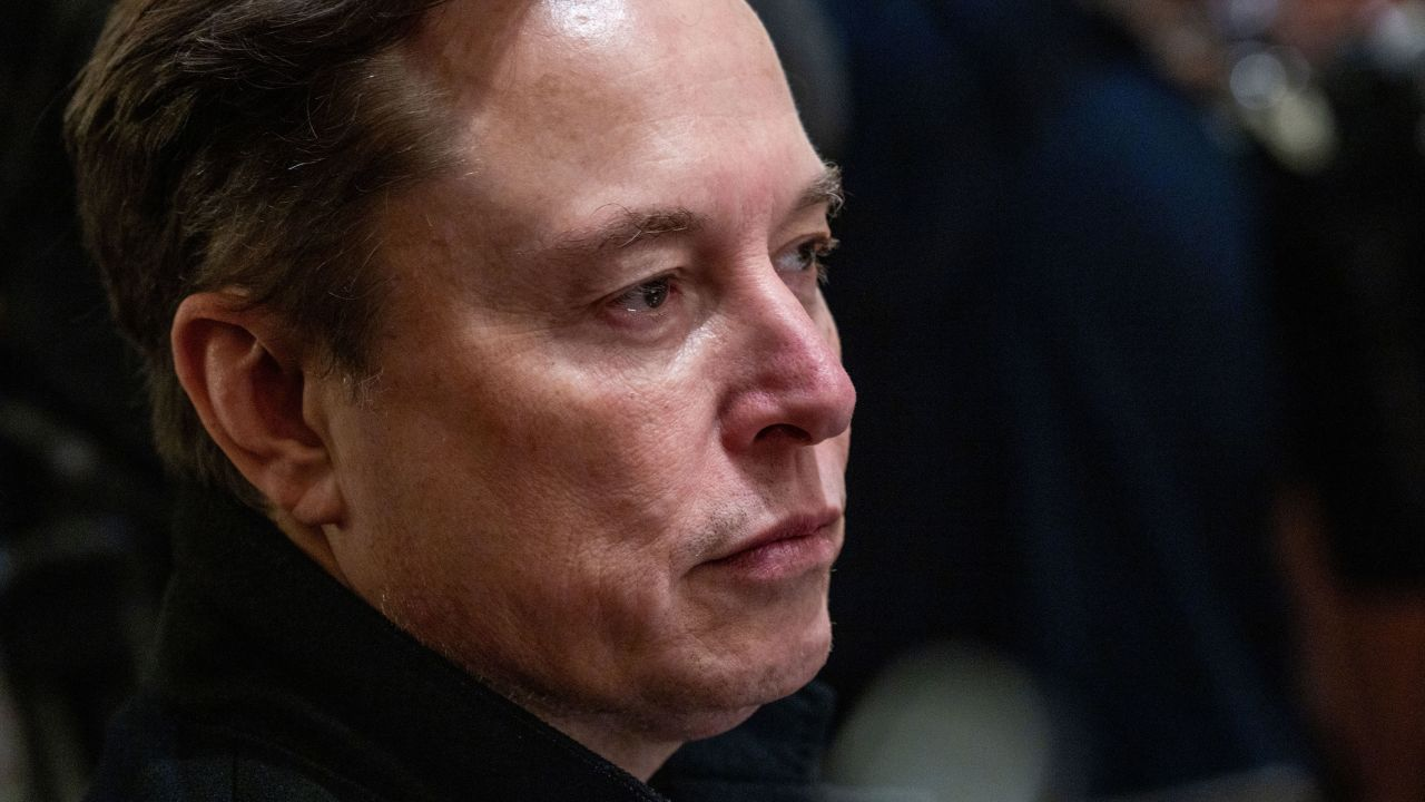 bilionário Elon Musk em close, de perfil, sério