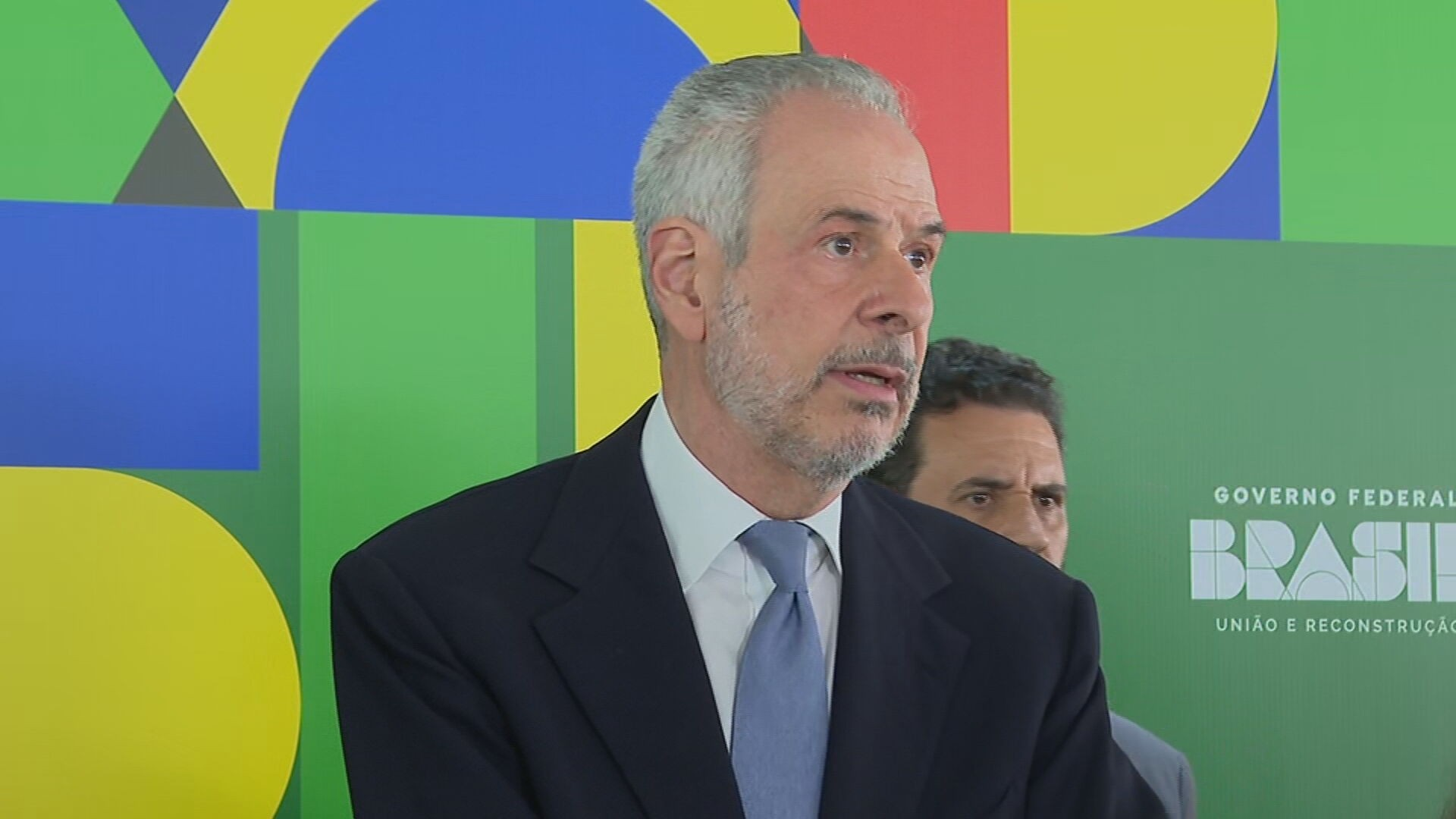 O embaixador André Corrêa do Lago, presidente da COP30, sério, olhando para o lado