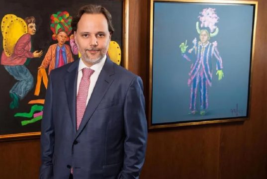 Marco Aurélio de Carvalho, coordenador do Prerrogativas, em pé, sério, olhando para a câmera