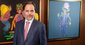 Marco Aurélio de Carvalho, coordenador do Prerrogativas, em pé, sério, olhando para a câmera