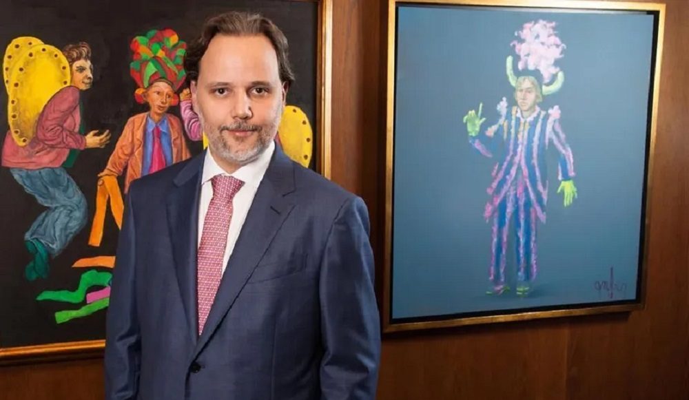 Marco Aurélio de Carvalho, coordenador do Prerrogativas, em pé, sério, olhando para a câmera