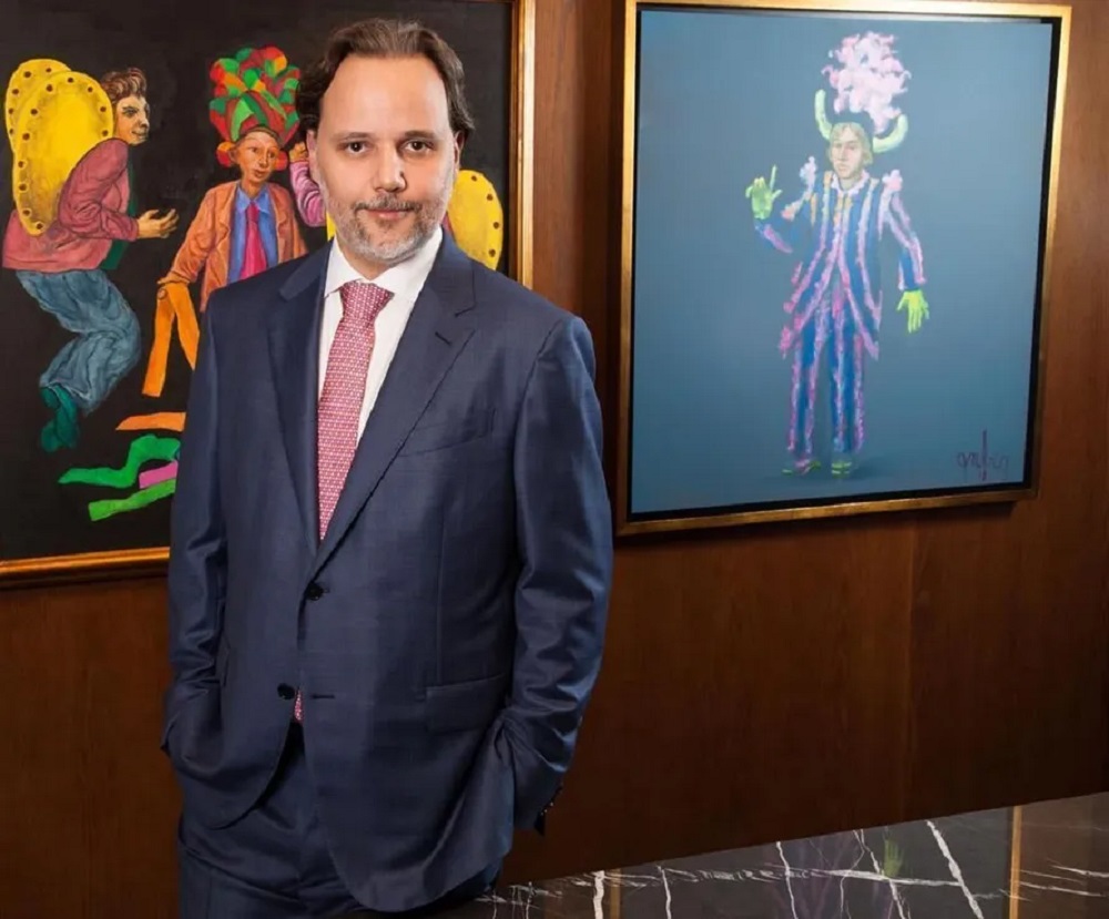 Marco Aurélio de Carvalho, coordenador do Prerrogativas, em pé, sério, olhando para a câmera