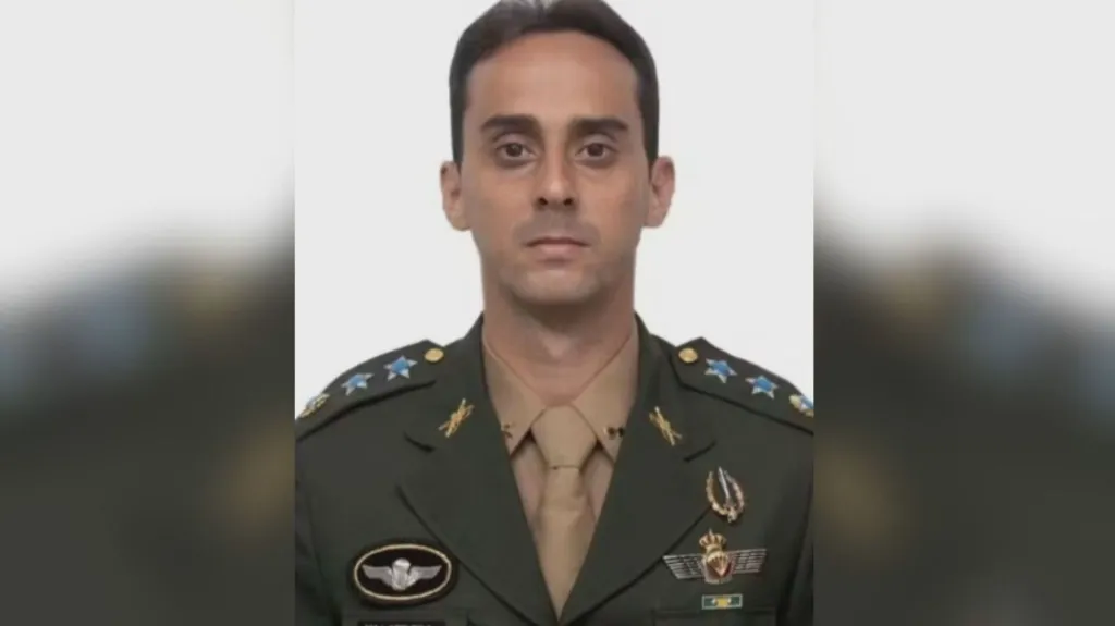 tenente-coronel do Exército Rodrigo Bezerra de Azevedo olhando para a câmera sério, no meio de montagem