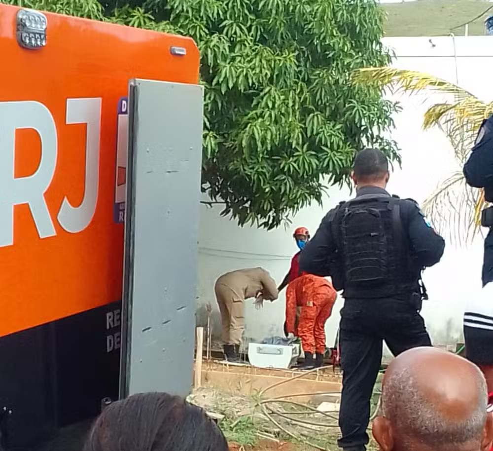 Polícia Militar e Corpo de Bombeiros resgatando os corpos