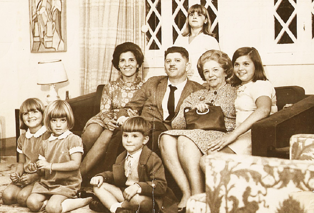 Rubens Paiva com a família em foto em preto e branco
