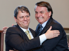 Tarcísio de Freitas e Jair Bolsonaro se abraçando e rindo