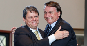 Tarcísio de Freitas e Jair Bolsonaro se abraçando e rindo