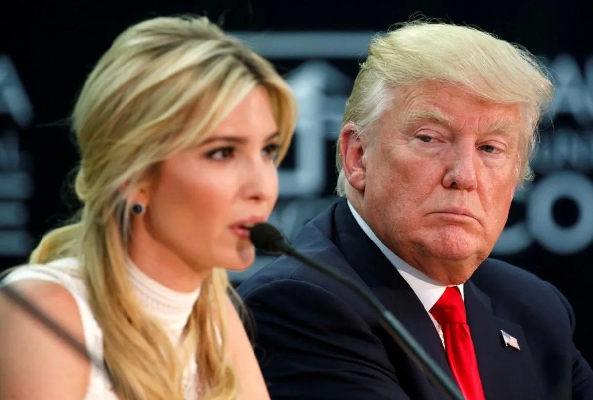 Ivanka Trump falando e Donald Trump olhando para ela, sério