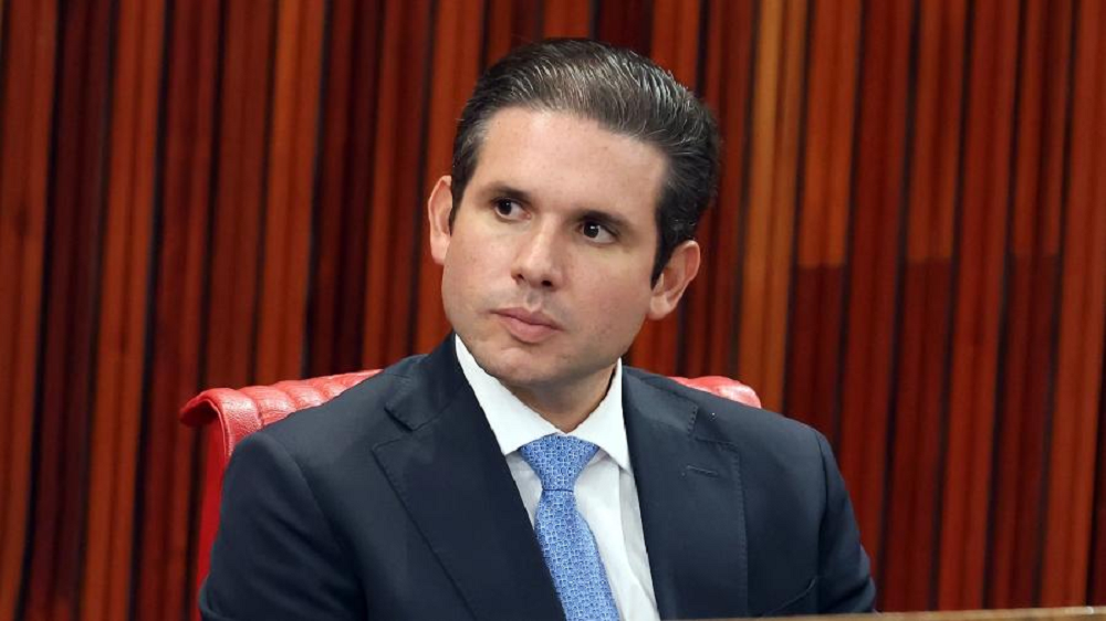 Hugo Motta sério, olhando para o lado
