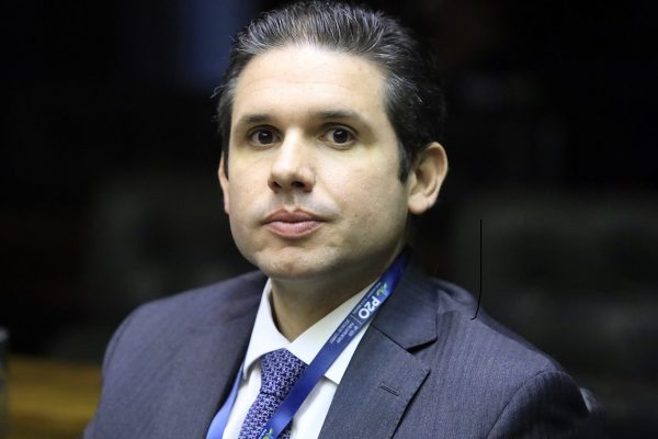 Hugo Motta contrata três funcionárias fantasmas para gabinete da Câmara