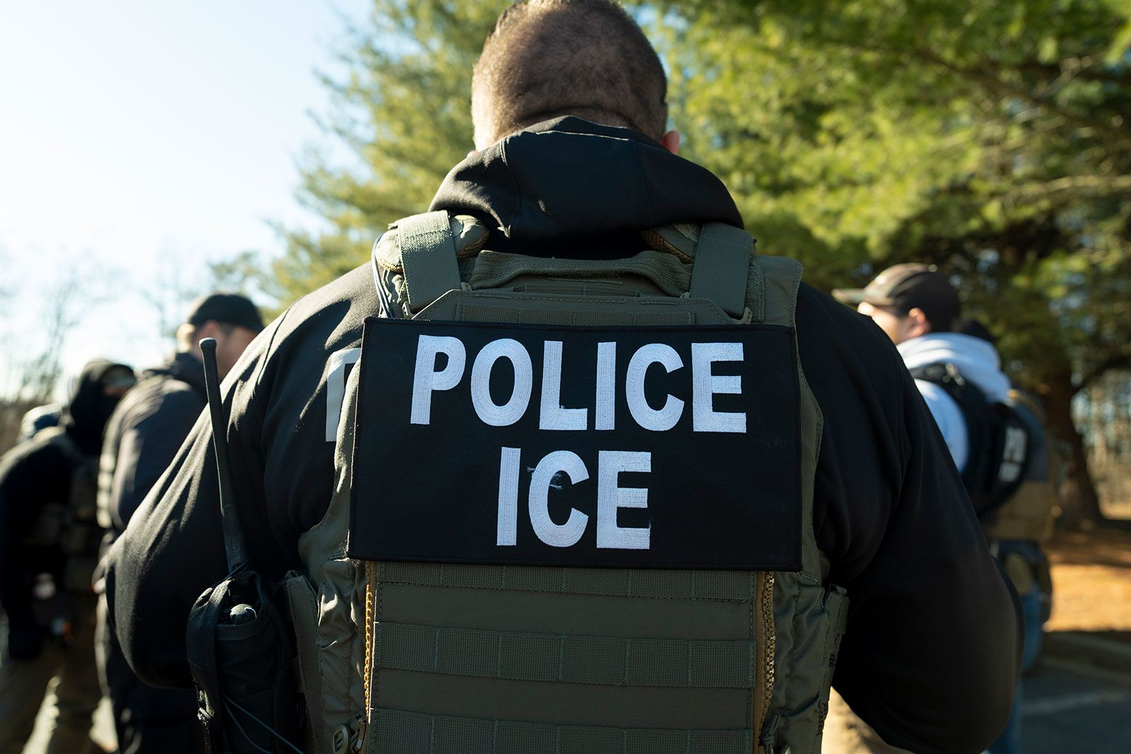 Agente do Serviço de Imigração e Controle de Alfândegas (ICE) de costas