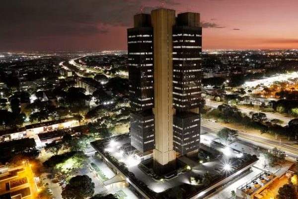 Economistas veem tarifaço de Trump com impacto mais político e com efeitos reduzidos no Brasil