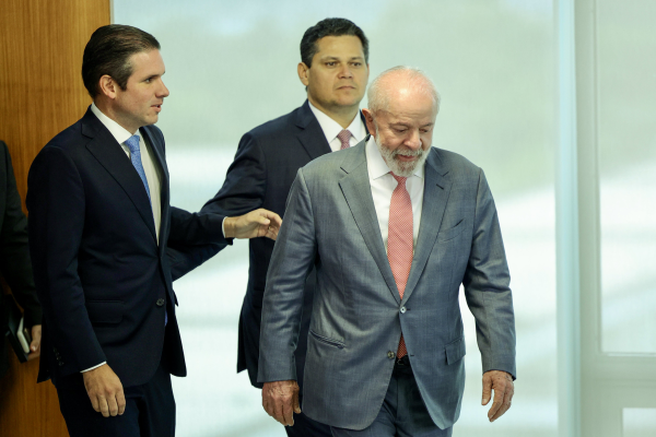 Lula veta aumento de deputados na Câmara por custo de R$ 65 milhões