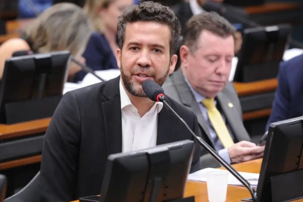 Janones é suspenso da Câmara por 90 dias após chamar Nikolas Ferreira de “Nikole”