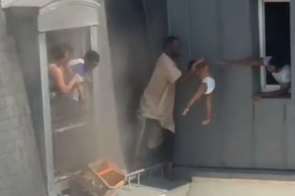 Herói em Paris: vizinho atravessa beiral de prédio e salva crianças presas em incêndio