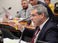 O líder do PT na Câmara, Lindbergh Farias, falando em microfone, de perfil, sério, gesticulando