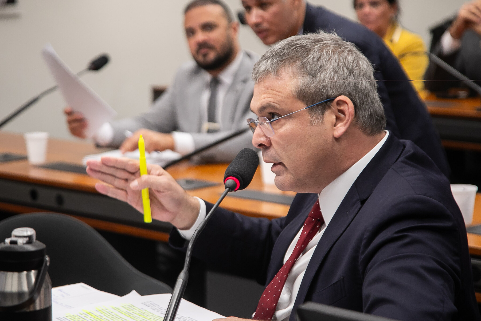 O líder do PT na Câmara, Lindbergh Farias, falando em microfone, de perfil, sério, gesticulando