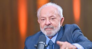 Lula apontando pra frente e olhando para a câmera