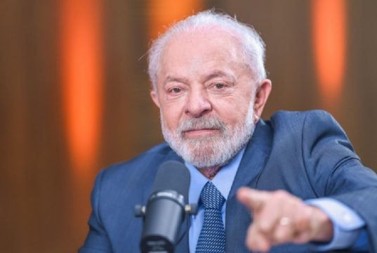 Lula apontando pra frente e olhando para a câmera