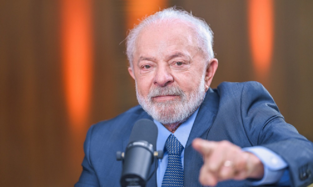 Lula apontando pra frente e olhando para a câmera