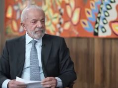 O presidente Luiz Inácio Lula da Silva (PT) sério, olhando para o lado
