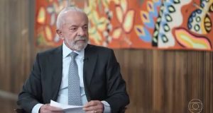 O presidente Luiz Inácio Lula da Silva (PT) sério, olhando para o lado