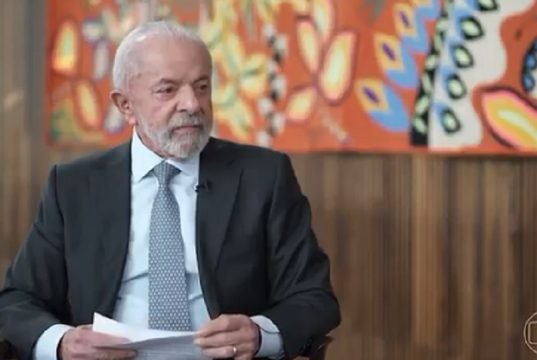 O presidente Luiz Inácio Lula da Silva (PT) sério, olhando para o lado