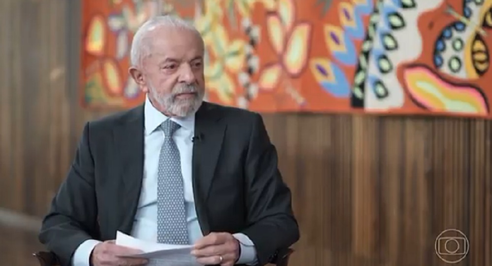 O presidente Luiz Inácio Lula da Silva (PT) sério, olhando para o lado