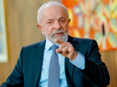 presidente Luiz Inácio Lula da Silva (PT) falando, sério, e apontando pra frente