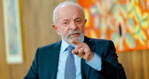 presidente Luiz Inácio Lula da Silva (PT) falando, sério, e apontando pra frente